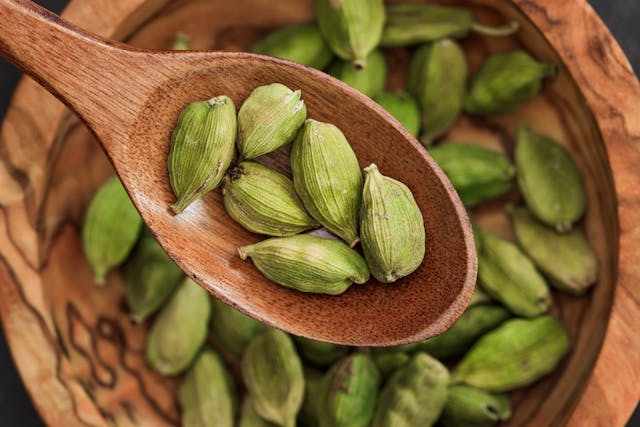 How to Identify the Best Whole Green Cardamom Online