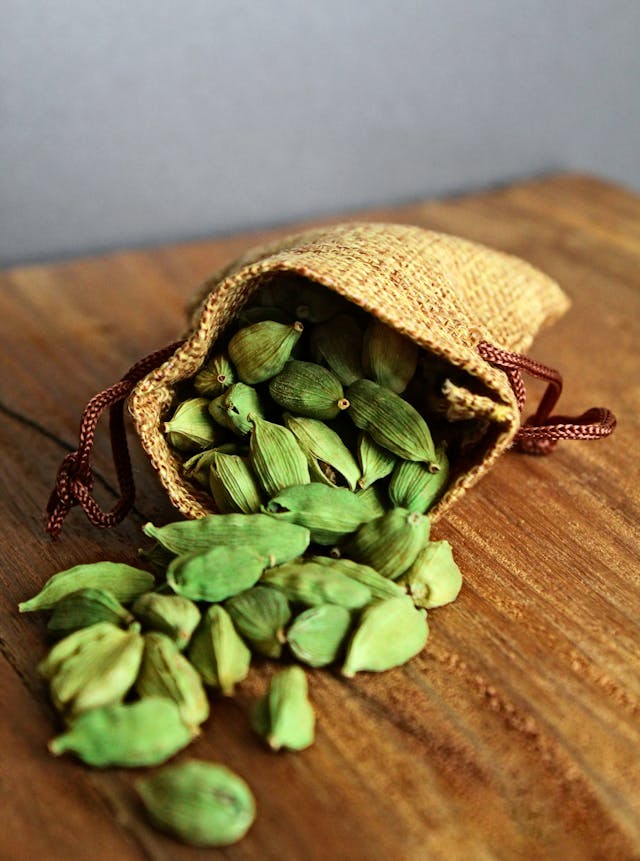 Top Health Benefits of Adding Whole Green Cardamom to Your Diet